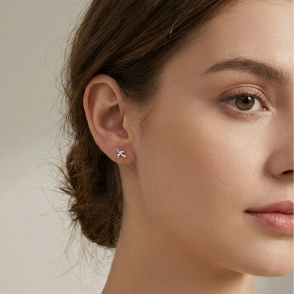 Boucles d'oreilles puces en forme de petite feuille en argent 925, design végétal et nature pour femme.