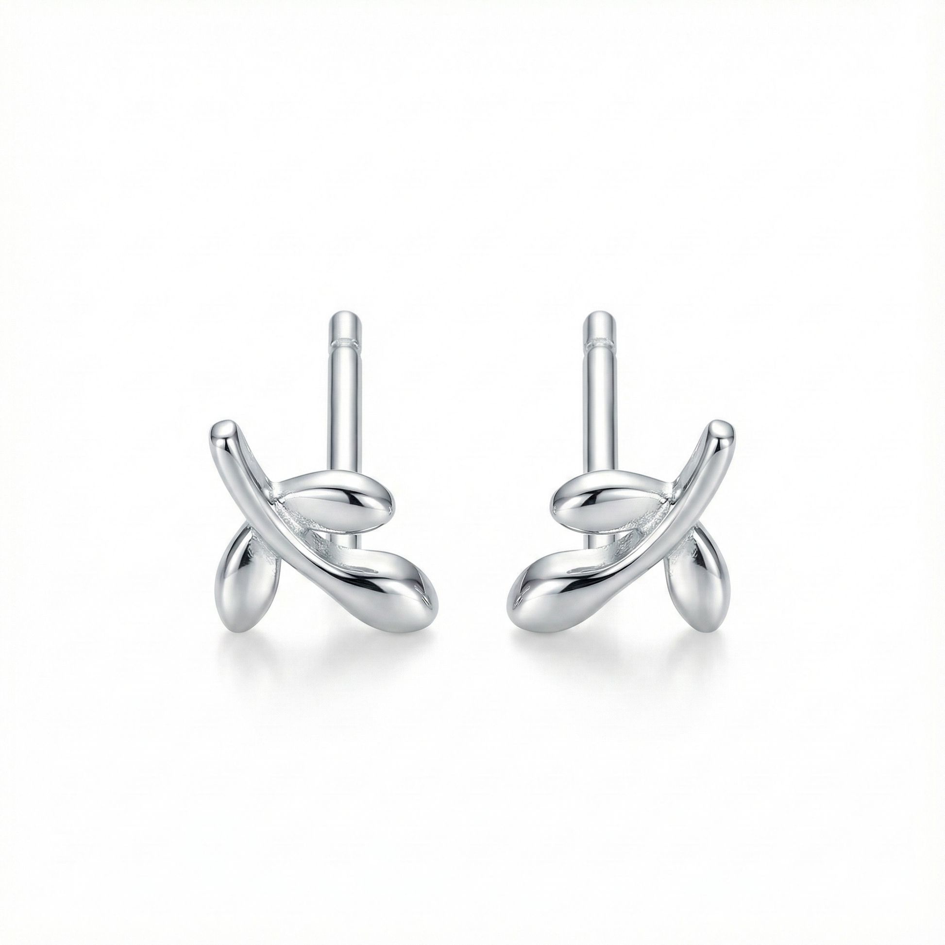 Boucles d'oreilles puces en forme de petite feuille en argent 925, design végétal et nature pour femme.