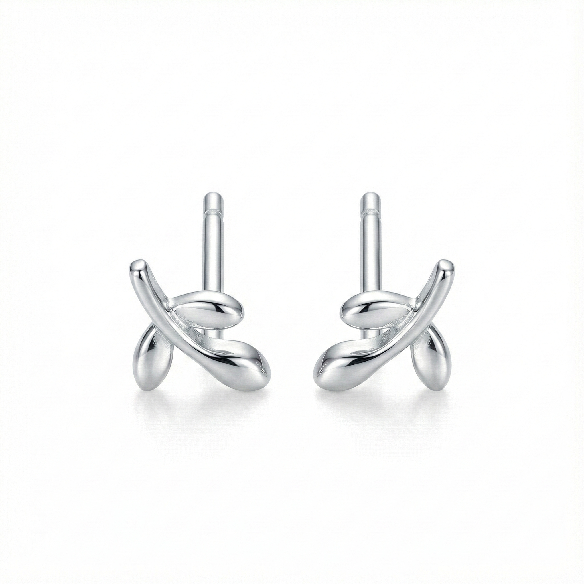 Boucles d'oreilles puces en forme de petite feuille en argent 925, design végétal et nature pour femme.