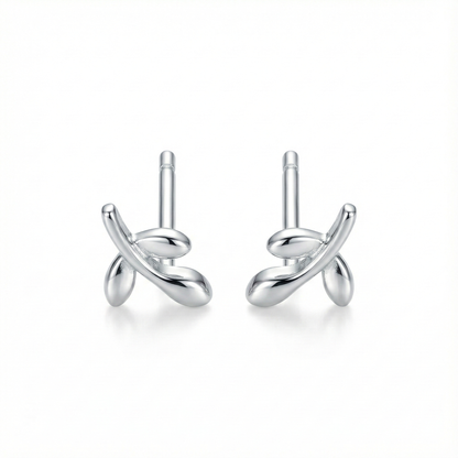 Boucles d'oreilles puces en forme de petite feuille en argent 925, design végétal et nature pour femme.