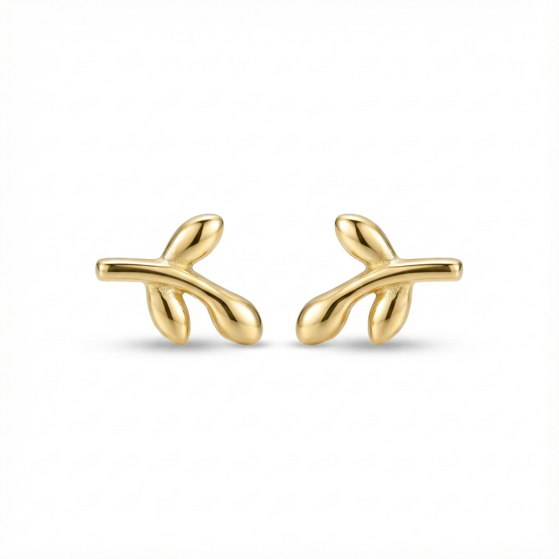 Puces d'oreilles dorées en forme de petite feuille, argent 925 recouvert d'or fin, bijou style nature et bohème.