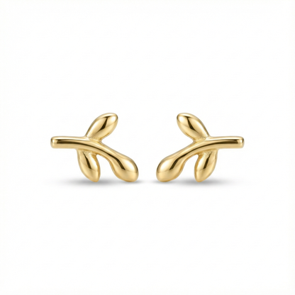 Puces d'oreilles dorées en forme de petite feuille, argent 925 recouvert d'or fin, bijou style nature et bohème.