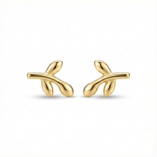 Puces d'oreilles dorées en forme de petite feuille, argent 925 recouvert d'or fin, bijou style nature et bohème.
