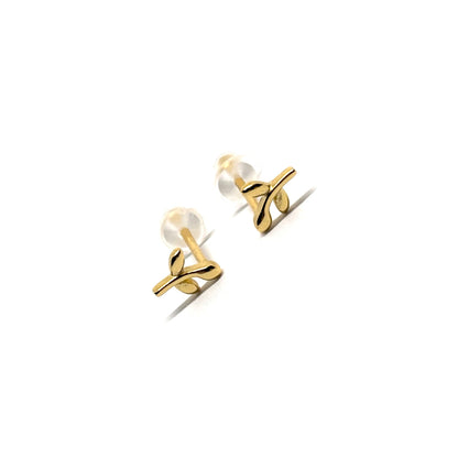 Boucles d’oreilles puces femme en argent 925 doré à l’or 18k, ornées de petites feuilles délicates symbolisant la nature, la légèreté et la grâce. Bijou raffiné et élégant, idéal pour un usage quotidien ou comme cadeau féminin chic. Finition brillante et durable, parfaites pour compléter un style naturel, romantique et lumineux