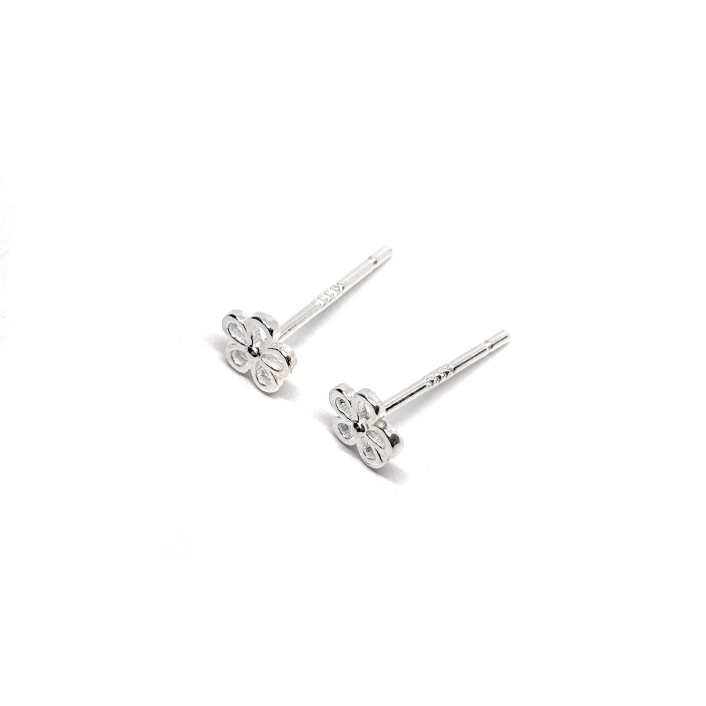Boucles d’oreilles puces femme en argent 925 en forme de petites fleurs finement sculptées. Bijou floral et délicat inspiré de la nature, symbole de douceur, de féminité et de fraîcheur. Accessoire raffiné et intemporel, parfait pour un look poétique, minimaliste ou romantique. Argent massif brillant et hypoallergénique pour un confort durable au quotidien. Idéal comme cadeau élégant pour femme aimant les bijoux fleurs, naturels et discrets.