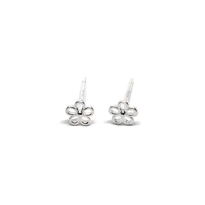 Boucles d’oreilles puces femme en argent 925 en forme de petites fleurs finement sculptées. Bijou floral et délicat inspiré de la nature, symbole de douceur, de féminité et de fraîcheur. Accessoire raffiné et intemporel, parfait pour un look poétique, minimaliste ou romantique. Argent massif brillant et hypoallergénique pour un confort durable au quotidien. Idéal comme cadeau élégant pour femme aimant les bijoux fleurs, naturels et discrets.