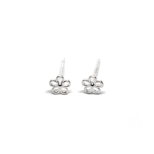Boucles d’oreilles puces femme en argent 925 en forme de petites fleurs finement sculptées. Bijou floral et délicat inspiré de la nature, symbole de douceur, de féminité et de fraîcheur. Accessoire raffiné et intemporel, parfait pour un look poétique, minimaliste ou romantique. Argent massif brillant et hypoallergénique pour un confort durable au quotidien. Idéal comme cadeau élégant pour femme aimant les bijoux fleurs, naturels et discrets.