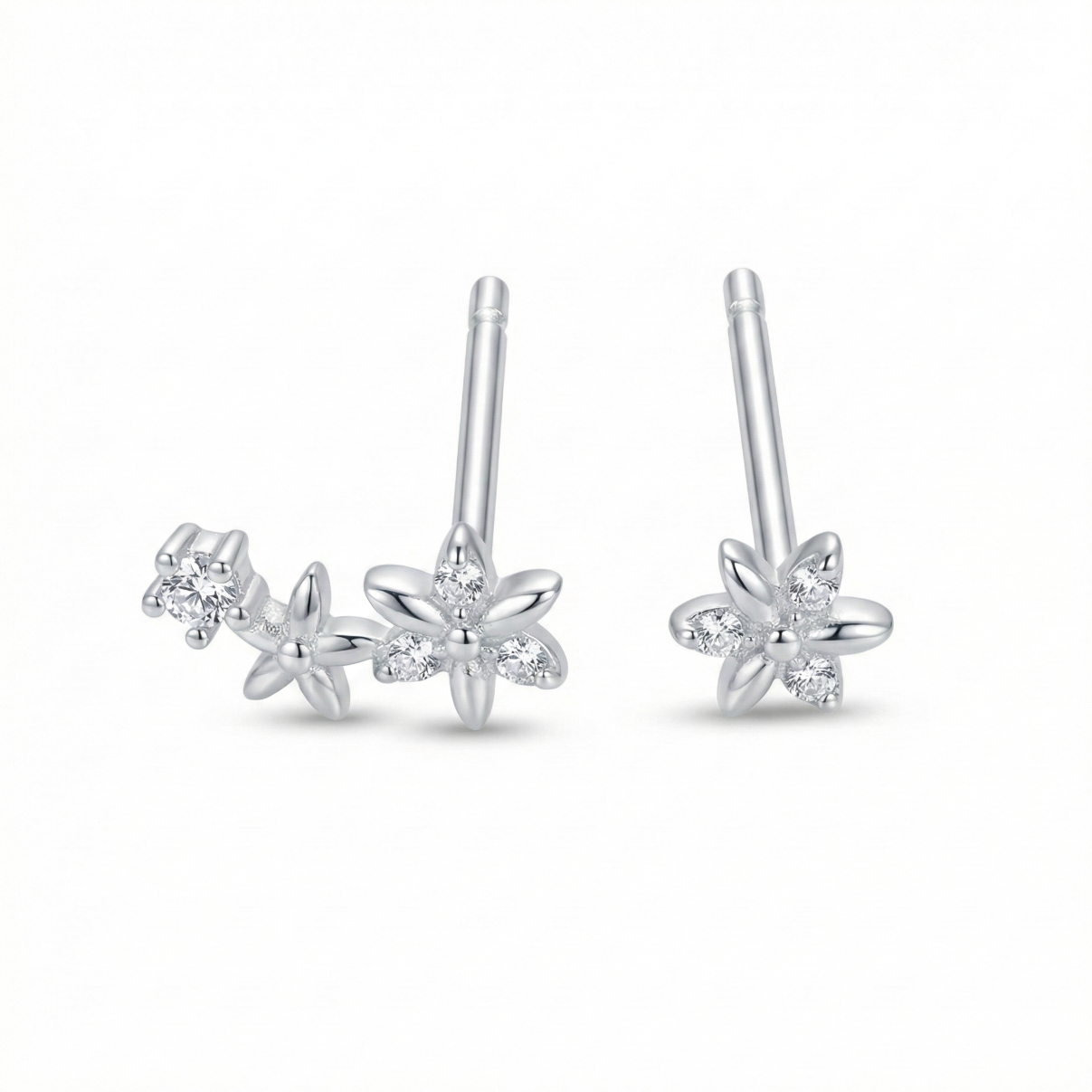 Boucles d'oreilles puces motif fleur étincelante : pétales en zircons (effet diamant) sur monture argent 925.