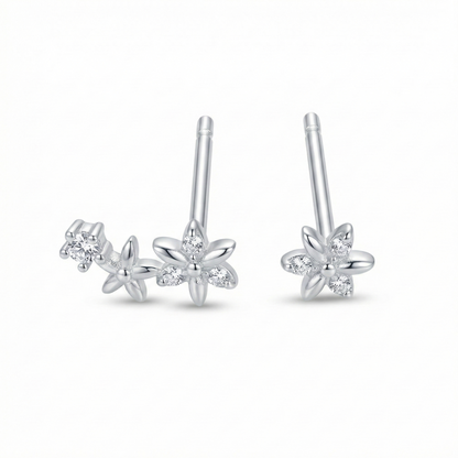 Boucles d'oreilles puces motif fleur étincelante : pétales en zircons (effet diamant) sur monture argent 925.