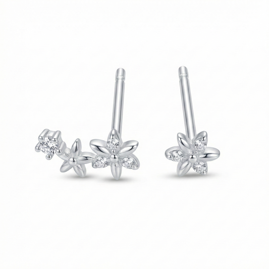 Boucles d'oreilles puces motif fleur étincelante : pétales en zircons (effet diamant) sur monture argent 925.