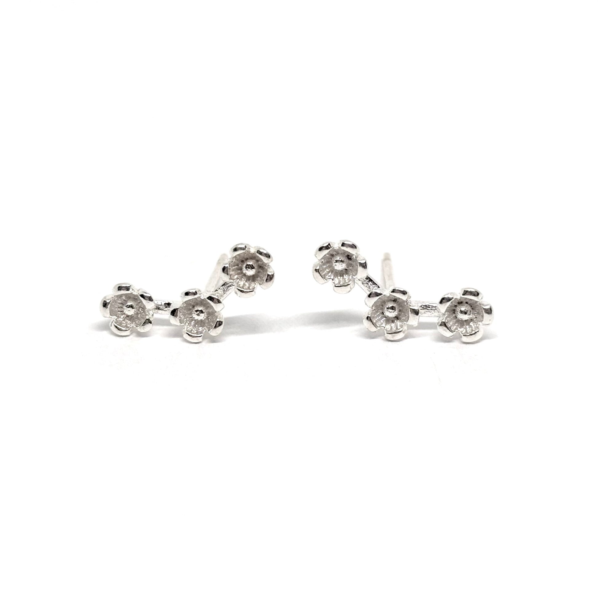 Boucles d’oreilles puces femme en argent 925 représentant trois petites fleurs reliées par des feuilles délicates, symbole de nature, de douceur et de renouveau. Bijou raffiné et intemporel, parfait pour un style féminin, poétique et élégant. L’argent massif assure éclat et durabilité, idéal pour un port quotidien ou comme cadeau fleuri et raffiné.