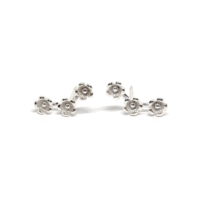 Boucles d’oreilles puces femme en argent 925 représentant trois petites fleurs reliées par des feuilles délicates, symbole de nature, de douceur et de renouveau. Bijou raffiné et intemporel, parfait pour un style féminin, poétique et élégant. L’argent massif assure éclat et durabilité, idéal pour un port quotidien ou comme cadeau fleuri et raffiné.