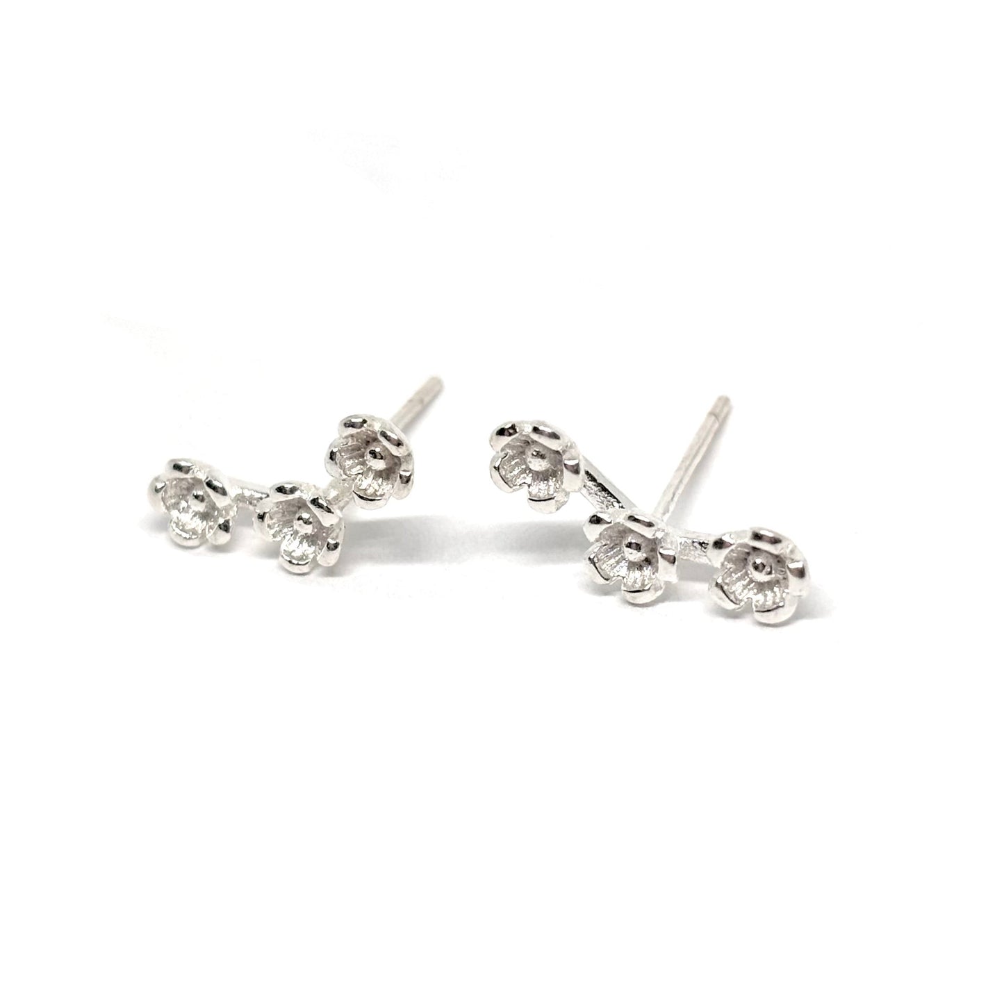Boucles d’oreilles puces femme en argent 925 représentant trois petites fleurs reliées par des feuilles délicates, symbole de nature, de douceur et de renouveau. Bijou raffiné et intemporel, parfait pour un style féminin, poétique et élégant. L’argent massif assure éclat et durabilité, idéal pour un port quotidien ou comme cadeau fleuri et raffiné.