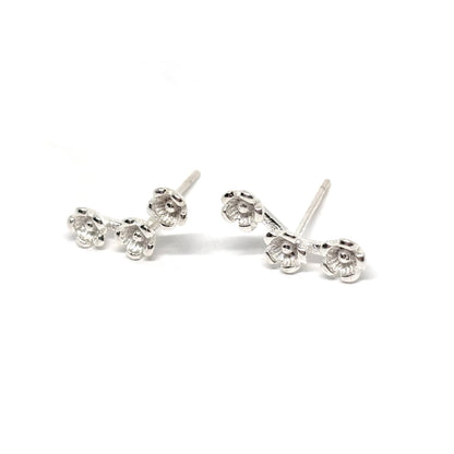 Boucles d’oreilles puces femme en argent 925 représentant trois petites fleurs reliées par des feuilles délicates, symbole de nature, de douceur et de renouveau. Bijou raffiné et intemporel, parfait pour un style féminin, poétique et élégant. L’argent massif assure éclat et durabilité, idéal pour un port quotidien ou comme cadeau fleuri et raffiné.