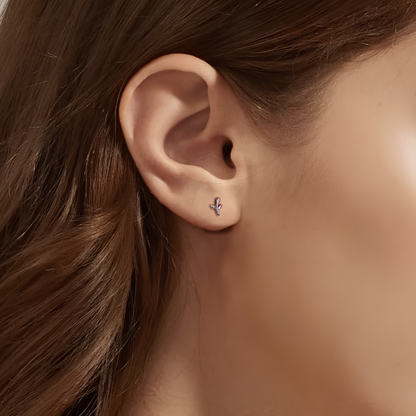 Boucles d’oreilles puces femme en argent 925 ornées de trois petites fleurs et de feuilles délicates, symbole de nature et de fleuraison. Bijou fin, élégant et intemporel, parfait pour un style féminin, frais et raffiné. Idéales en cadeau ou pour un port quotidien, ces puces argentées ajoutent une touche de douceur et d’éclat naturel à votre look