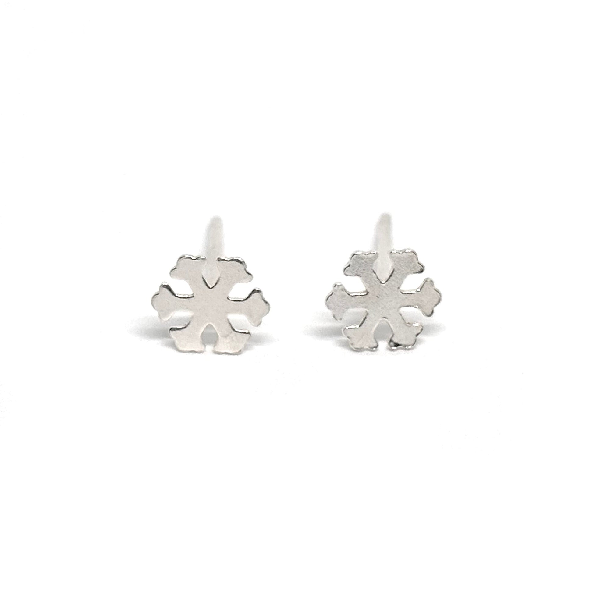 Boucles d’oreilles puces femme en argent 925 en forme de flocons de neige finement sculptés. Bijou hivernal et délicat, symbole de pureté, de légèreté et de beauté naturelle. Accessoire élégant et scintillant inspiré de l’hiver, parfait pour un look féérique, poétique ou saisonnier. L’argent massif assure éclat durable, confort et résistance à l’oxydation. Cadeau idéal pour femme aimant les bijoux fins et symboliques de la nature.