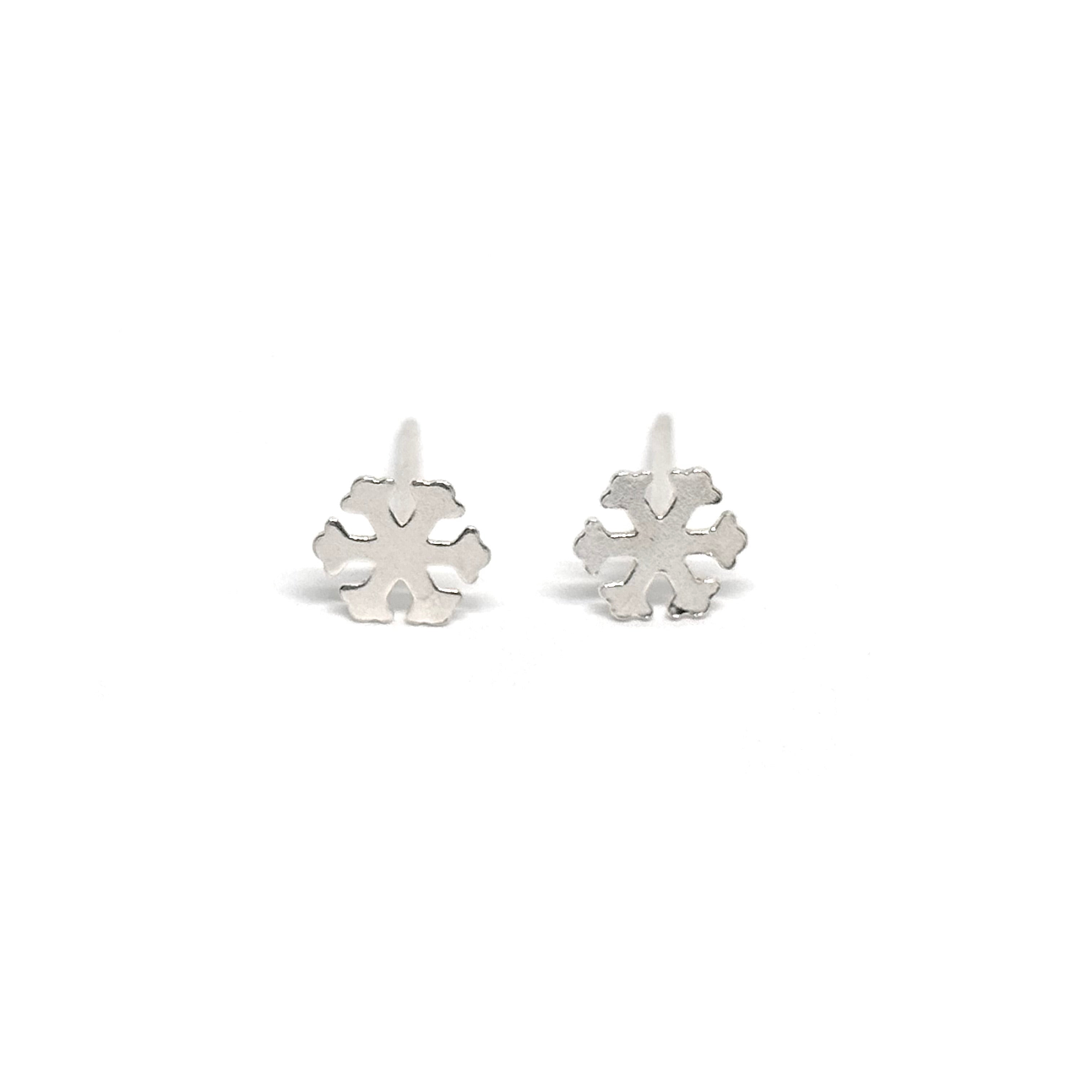 Boucles d’oreilles puces femme en argent 925 en forme de flocons de neige finement sculptés. Bijou hivernal et délicat, symbole de pureté, de légèreté et de beauté naturelle. Accessoire élégant et scintillant inspiré de l’hiver, parfait pour un look féérique, poétique ou saisonnier. L’argent massif assure éclat durable, confort et résistance à l’oxydation. Cadeau idéal pour femme aimant les bijoux fins et symboliques de la nature.