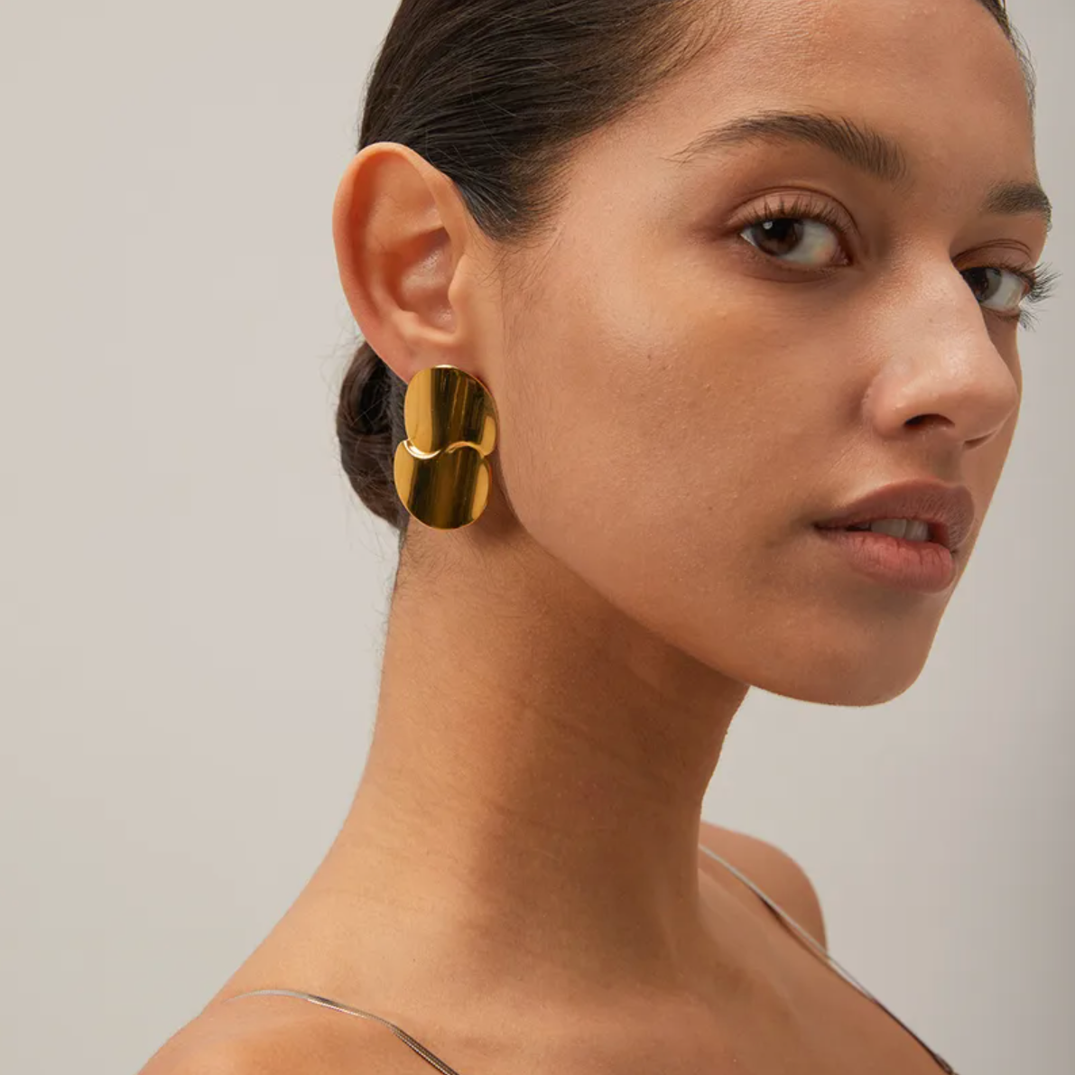 Des boucles d’oreilles puces dorées au design fluide et audacieux, inspirées de formes organiques et pétales stylisés. Leur volume sculptural et leurs courbes douces créent un effet miroir moderne, à la fois sensuel et affirmé.

Matériau : Acier inoxydable couleur doré, résistant à l’eau, hypoallergénique, sans ternissure.

Dimensions : 4,2 × 2,7 cm – format large et enveloppant. Poids total : 16,5 g la paire, pour un rendu présent mais équilibré.

Design : Forme irrégulière et douce en trois pétales fusion