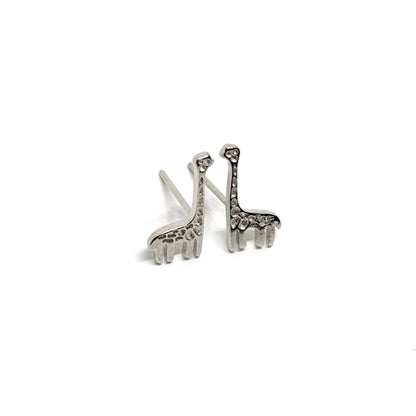 Boucles d’oreilles puces femme en argent 925 représentant de petites girafes raffinées, symbole de grâce et d’élégance. Bijou original et plein de charme, idéal pour un style unique et ludique. L’argent massif offre une brillance durable et une qualité haut de gamme, parfait pour un usage quotidien ou comme cadeau symbolique et raffiné