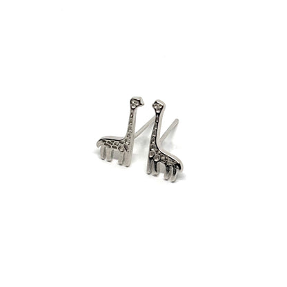 Boucles d’oreilles puces femme en argent 925 représentant de petites girafes raffinées, symbole de grâce et d’élégance. Bijou original et plein de charme, idéal pour un style unique et ludique. L’argent massif offre une brillance durable et une qualité haut de gamme, parfait pour un usage quotidien ou comme cadeau symbolique et raffiné