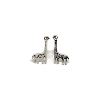 Boucles d’oreilles puces femme en argent 925 représentant de petites girafes raffinées, symbole de grâce et d’élégance. Bijou original et plein de charme, idéal pour un style unique et ludique. L’argent massif offre une brillance durable et une qualité haut de gamme, parfait pour un usage quotidien ou comme cadeau symbolique et raffiné