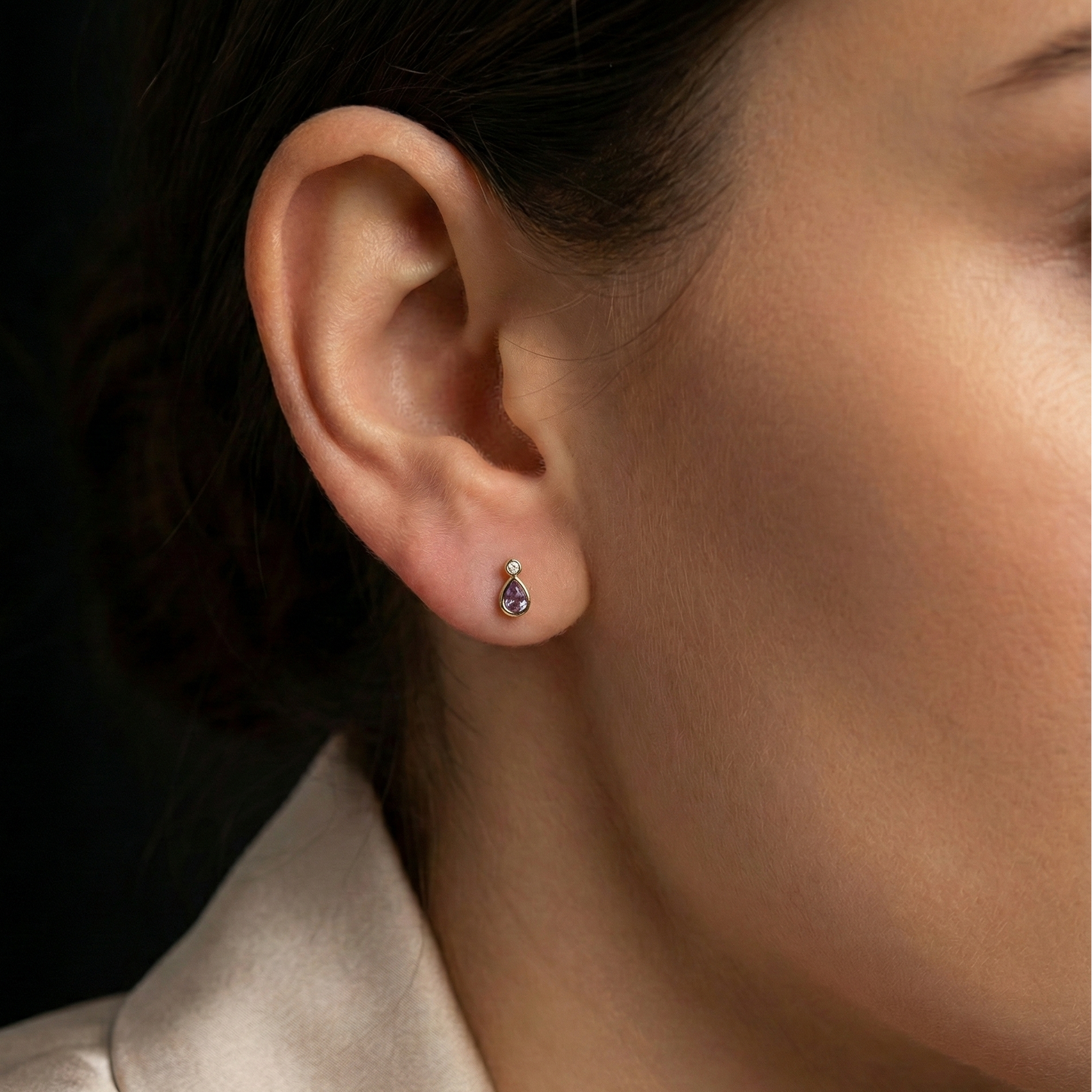 Boucles d’oreilles puces goutte dorées or 18k avec pierre violette style améthyste et zircon blanc