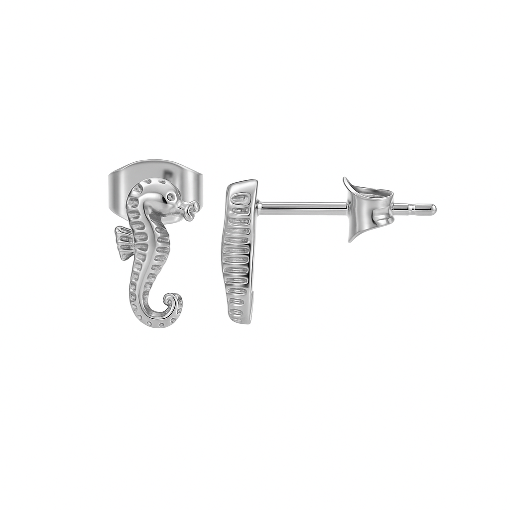 De fines boucles d’oreilles puces en forme d’hippocampe, au design détaillé et raffiné. Un bijou discret et original, qui évoque le monde marin avec élégance.

Matériau : Acier inoxydable couleur argent, finition brillante effet miroir, résistant à l’eau et hypoallergénique, idéal pour les peaux sensibles.

Dimensions : 11 mm de haut sur 4 mm de large. Format compact et léger, parfait pour un port quotidien.

Design : Silhouette d’hippocampe finement travaillée, avec stries délicates et détails en relief. F