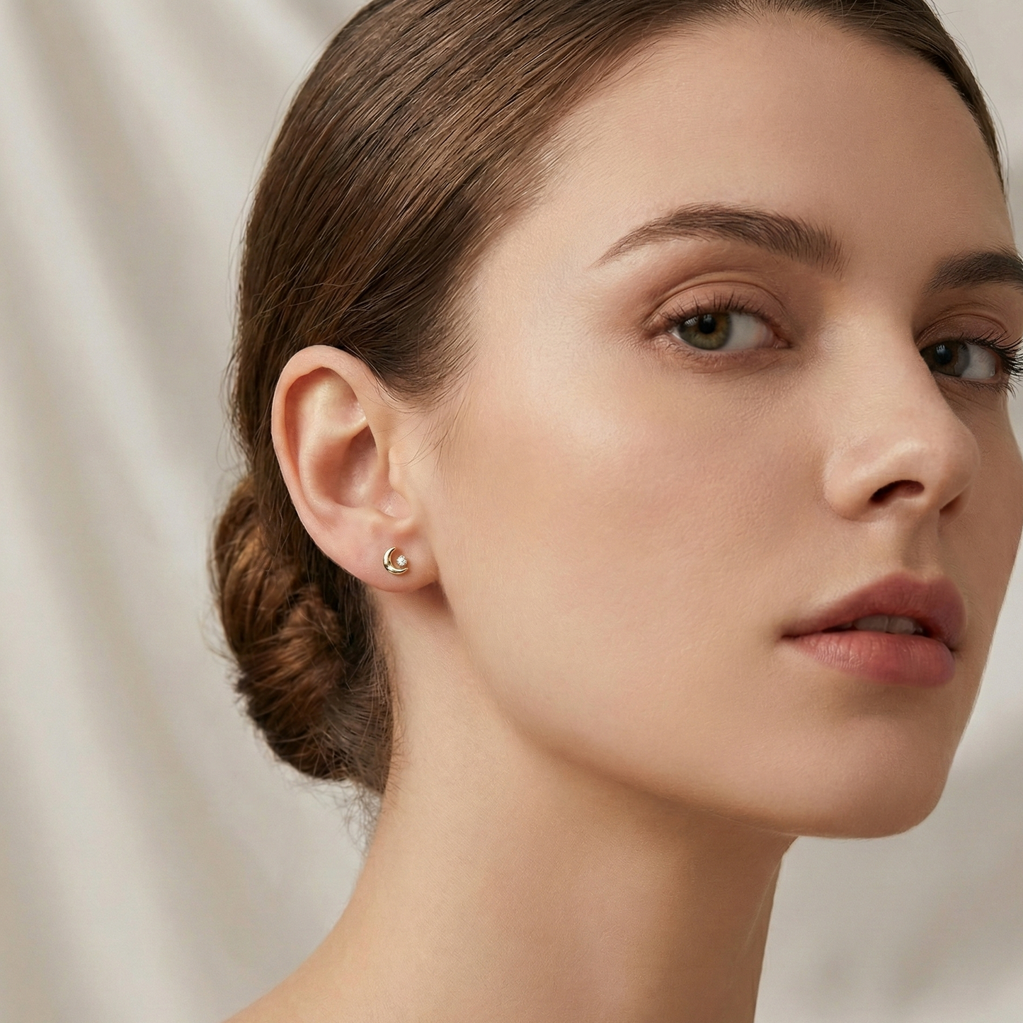 Puces d'oreilles en forme de croissant de lune en argent 925 doré à l'or fin, serties d'oxydes de zirconium brillants.