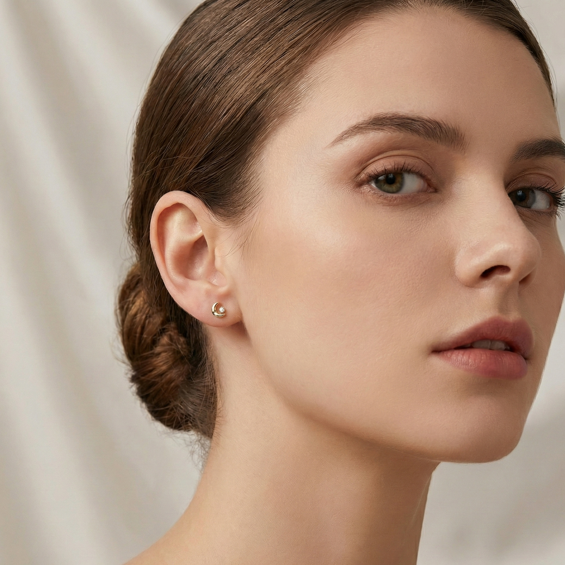 Puces d'oreilles en forme de croissant de lune en argent 925 doré à l'or fin, serties d'oxydes de zirconium brillants.