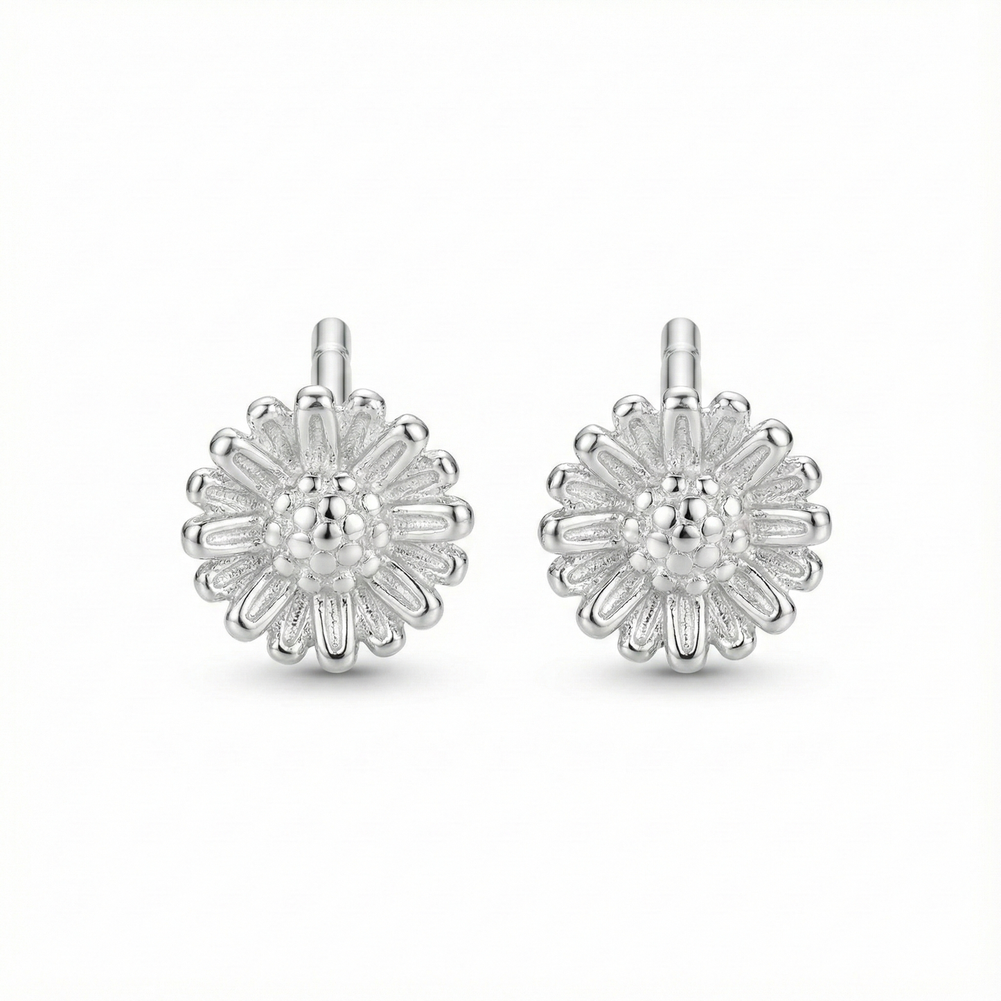 Boucles d'oreilles puces marguerites en argent pur 999 (argent fin), bijou floral hypoallergénique pour oreilles sensibles.
