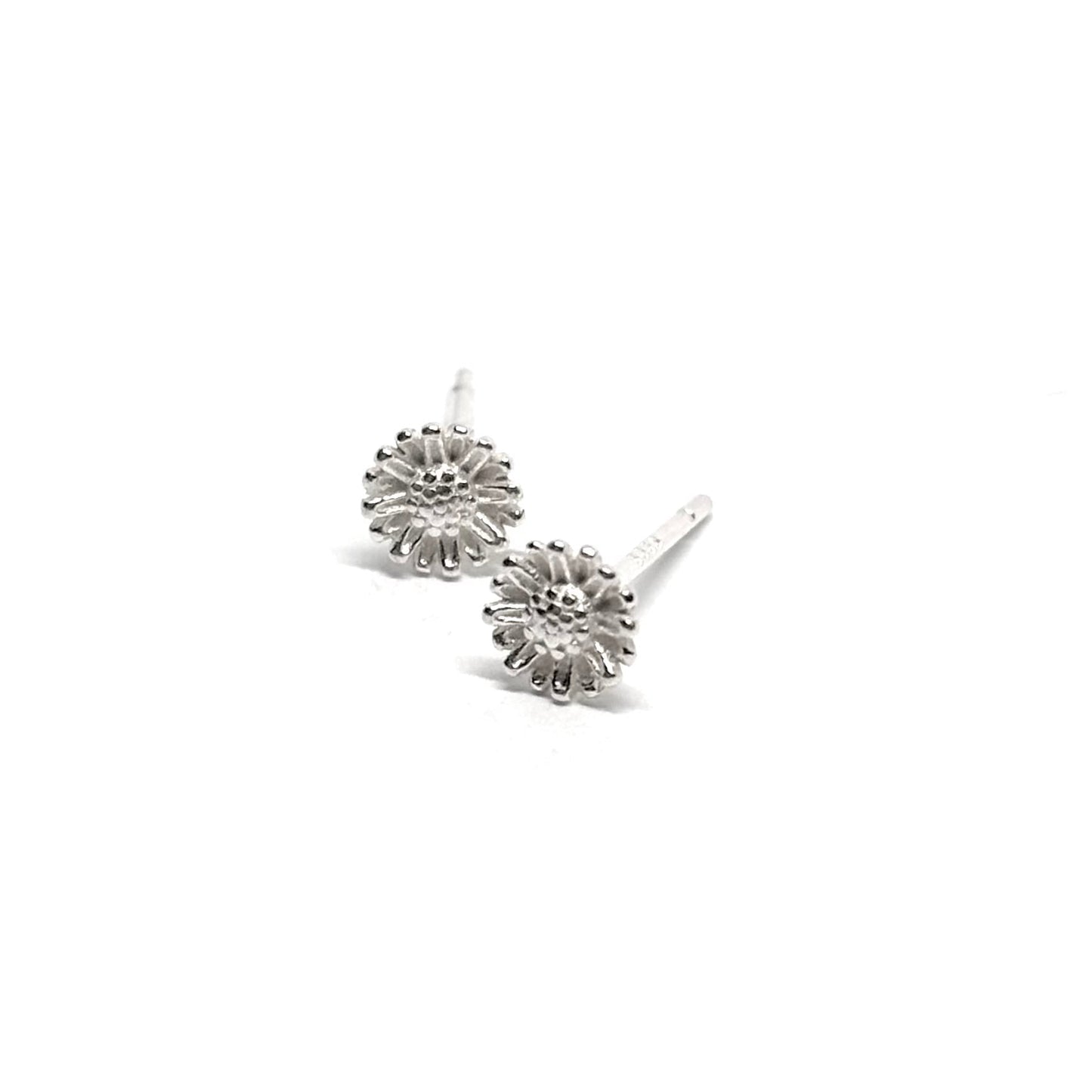 Boucles d’oreilles puces femme en argent 925 en forme de marguerites délicates, symboles de pureté, de fraîcheur et de renouveau. Bijou floral raffiné et lumineux, idéal pour un look naturel, bohème ou romantique. L’argent massif assure éclat et durabilité, parfait pour un port quotidien ou comme cadeau élégant et poétique.