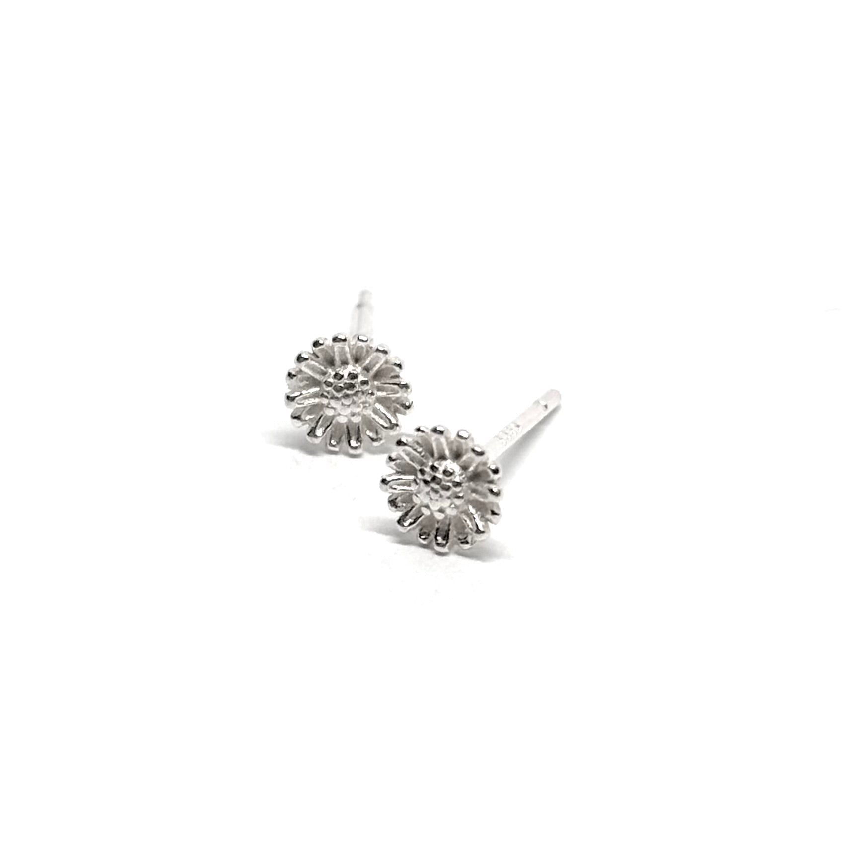 Boucles d’oreilles puces femme en argent 925 en forme de marguerites délicates, symboles de pureté, de fraîcheur et de renouveau. Bijou floral raffiné et lumineux, idéal pour un look naturel, bohème ou romantique. L’argent massif assure éclat et durabilité, parfait pour un port quotidien ou comme cadeau élégant et poétique.