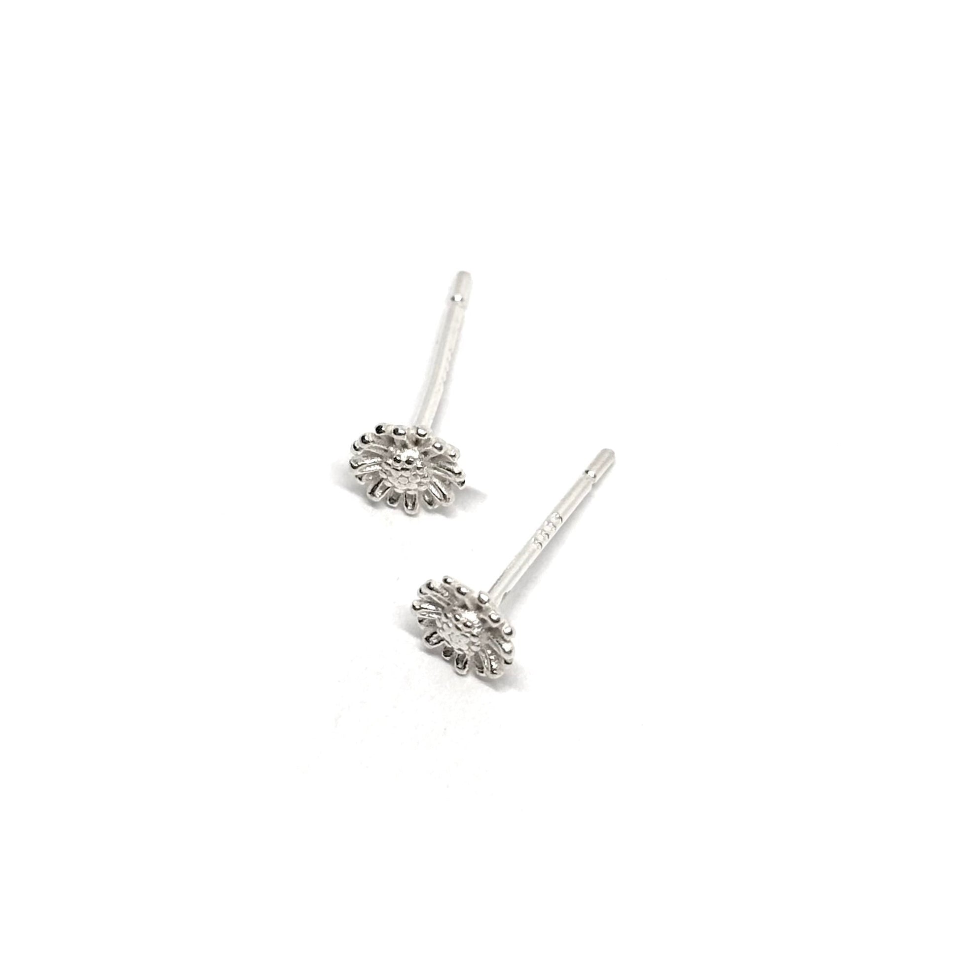 Boucles d’oreilles puces femme en argent 925 en forme de marguerites délicates, symboles de pureté, de fraîcheur et de renouveau. Bijou floral raffiné et lumineux, idéal pour un look naturel, bohème ou romantique. L’argent massif assure éclat et durabilité, parfait pour un port quotidien ou comme cadeau élégant et poétique.