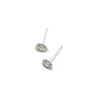 Boucles d’oreilles puces femme en argent 925 en forme de marguerites délicates, symboles de pureté, de fraîcheur et de renouveau. Bijou floral raffiné et lumineux, idéal pour un look naturel, bohème ou romantique. L’argent massif assure éclat et durabilité, parfait pour un port quotidien ou comme cadeau élégant et poétique.