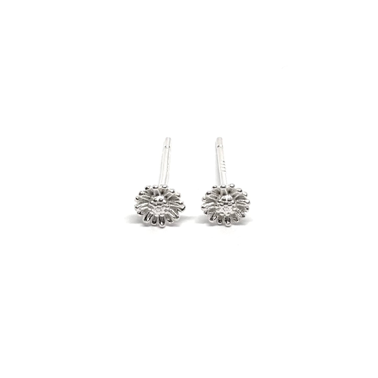 Boucles d’oreilles puces femme en argent 925 en forme de marguerites délicates, symboles de pureté, de fraîcheur et de renouveau. Bijou floral raffiné et lumineux, idéal pour un look naturel, bohème ou romantique. L’argent massif assure éclat et durabilité, parfait pour un port quotidien ou comme cadeau élégant et poétique.