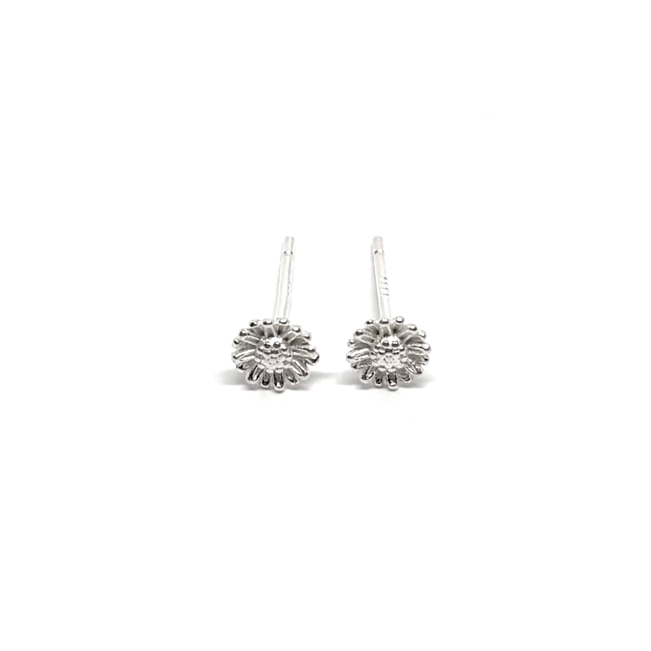 Boucles d’oreilles puces femme en argent 925 en forme de marguerites délicates, symboles de pureté, de fraîcheur et de renouveau. Bijou floral raffiné et lumineux, idéal pour un look naturel, bohème ou romantique. L’argent massif assure éclat et durabilité, parfait pour un port quotidien ou comme cadeau élégant et poétique.