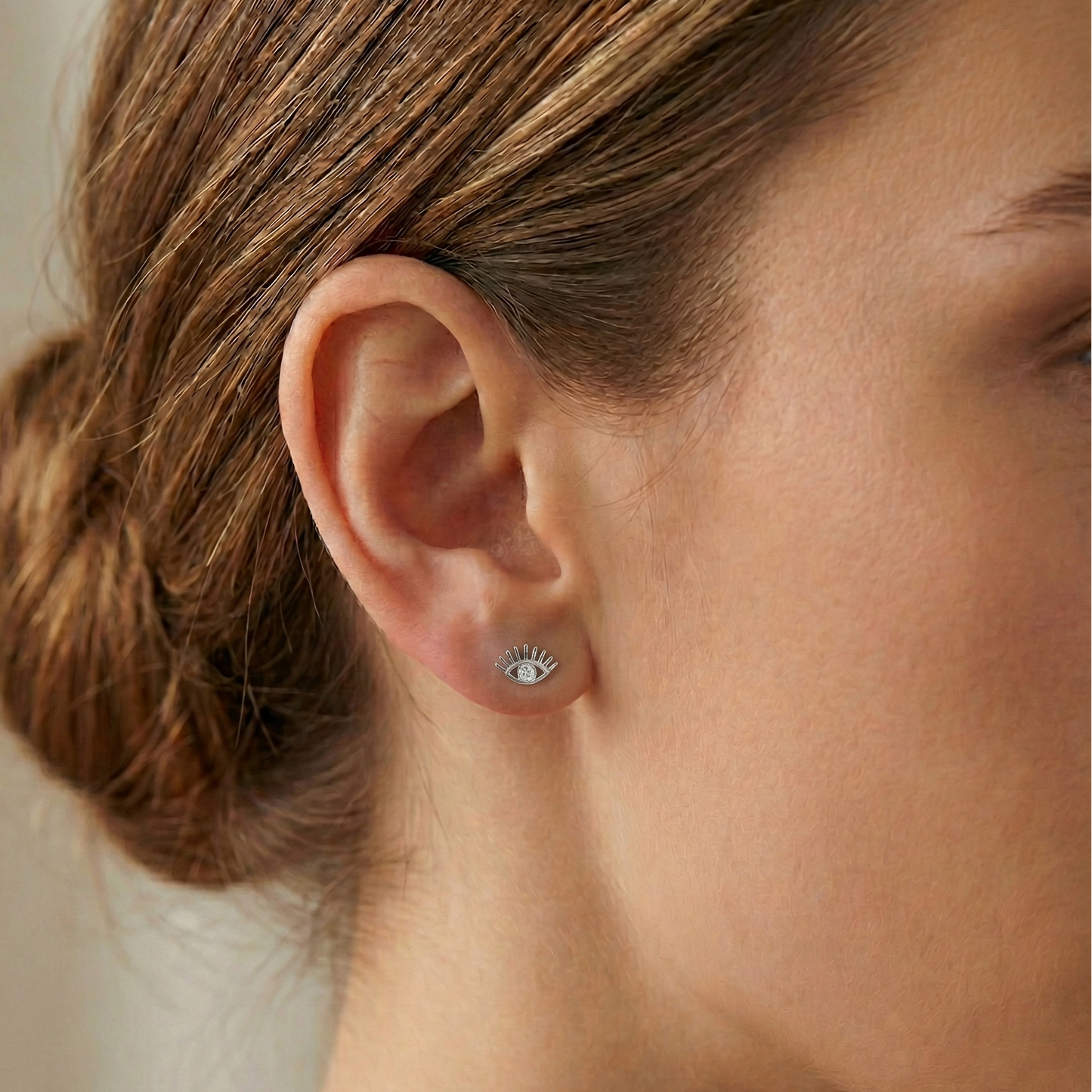 Boucles d'oreilles puces motif œil protecteur en argent 925, serties d'un oxyde de zirconium central brillant.