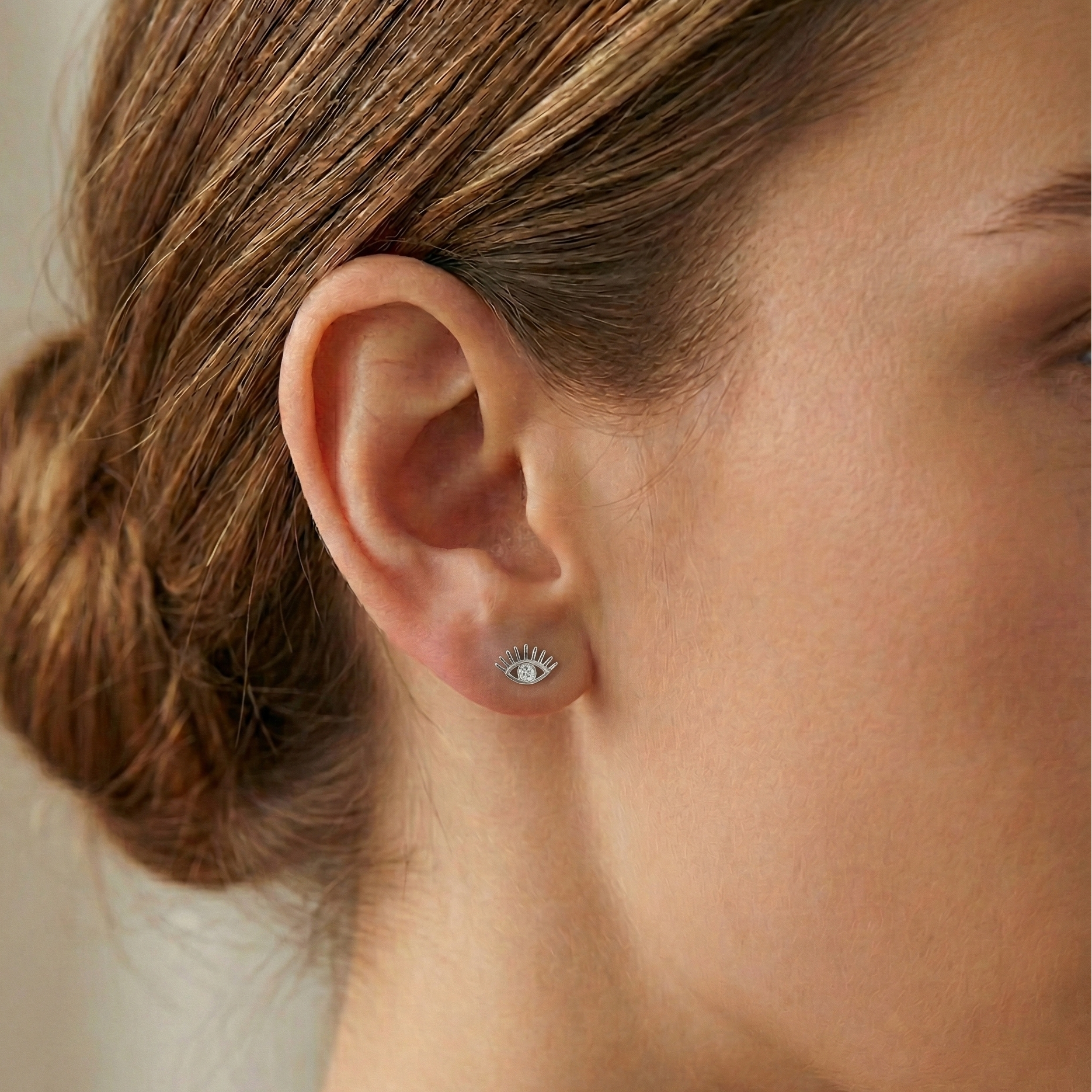 Boucles d'oreilles puces motif œil protecteur en argent 925, serties d'un oxyde de zirconium central brillant.