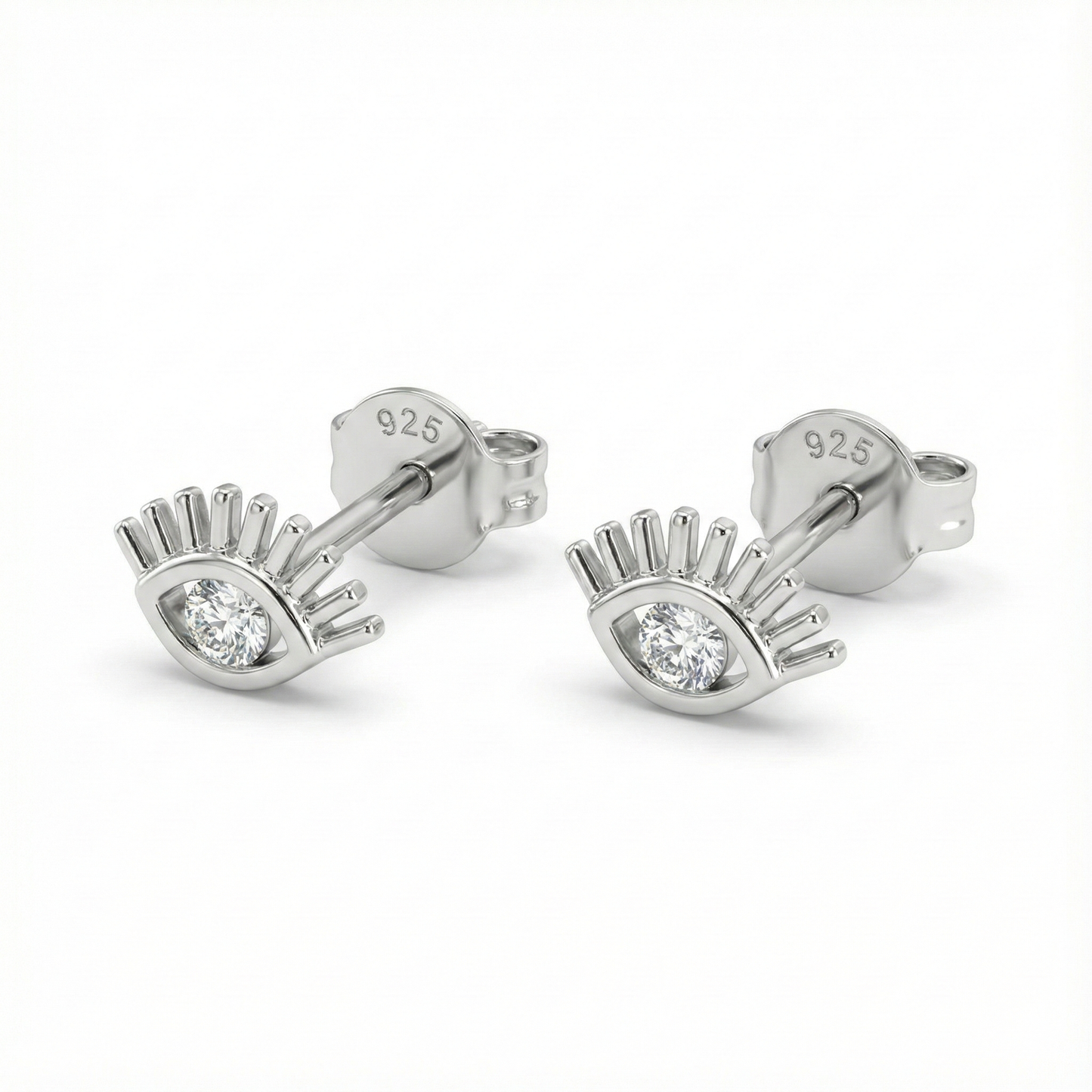 Boucles d'oreilles puces motif œil protecteur en argent 925, serties d'un oxyde de zirconium central brillant.