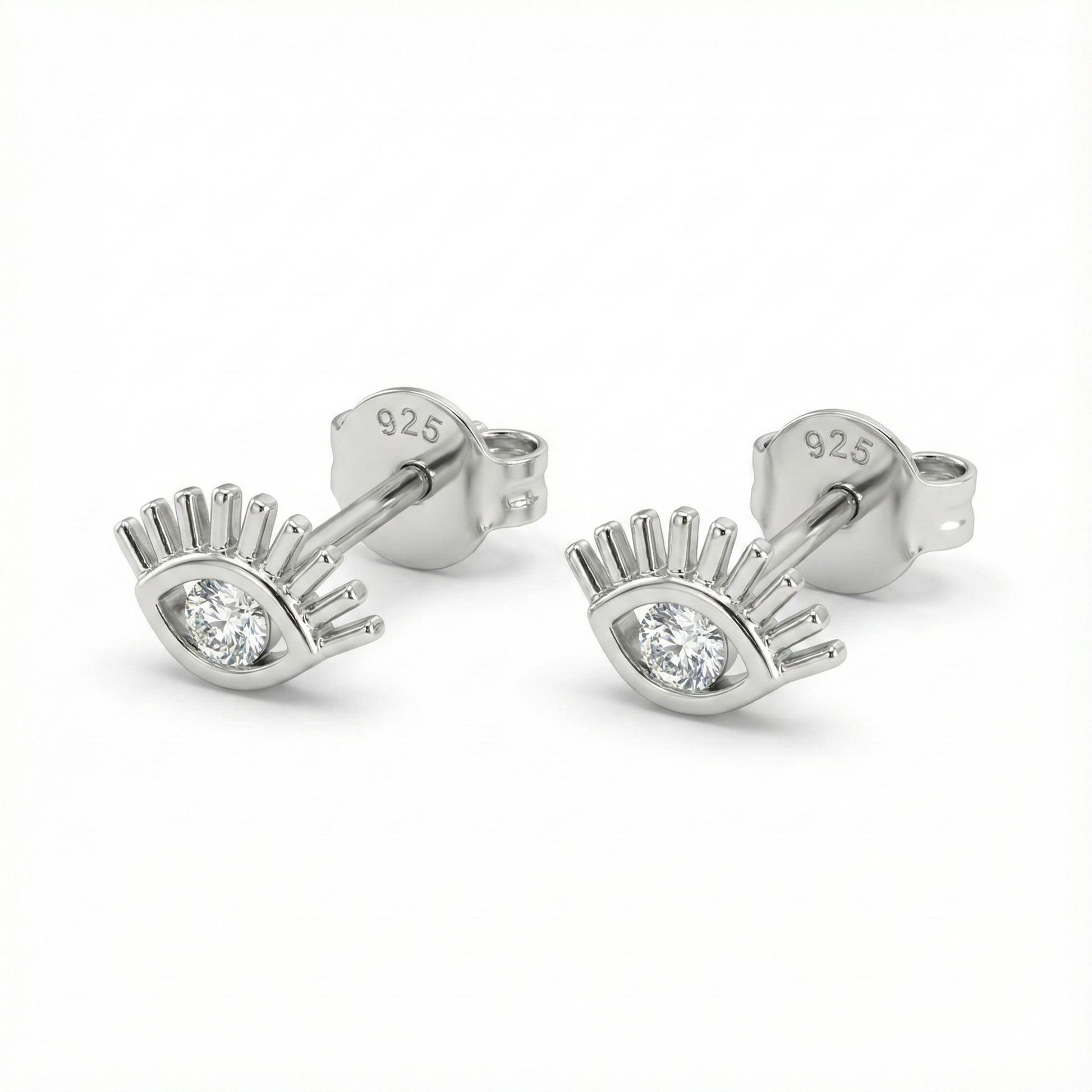 Boucles d'oreilles puces motif œil protecteur en argent 925, serties d'un oxyde de zirconium central brillant.
