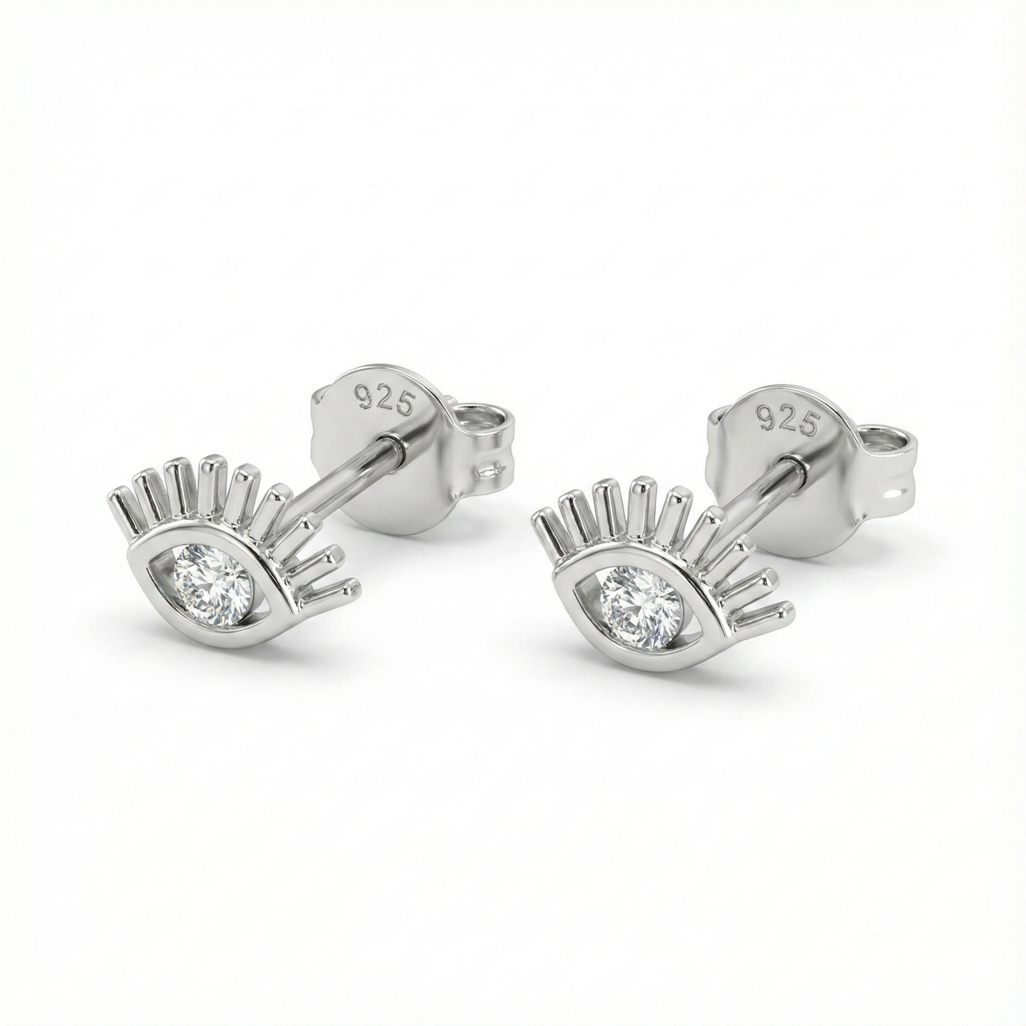 Boucles d'oreilles puces motif œil protecteur en argent 925, serties d'un oxyde de zirconium central brillant.
