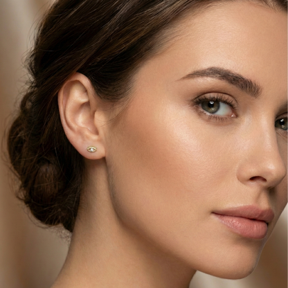 Boucles d'oreilles puces motif œil protecteur (mauvais œil) en argent 925 doré, serties d'un zircon central porte-bonheur.