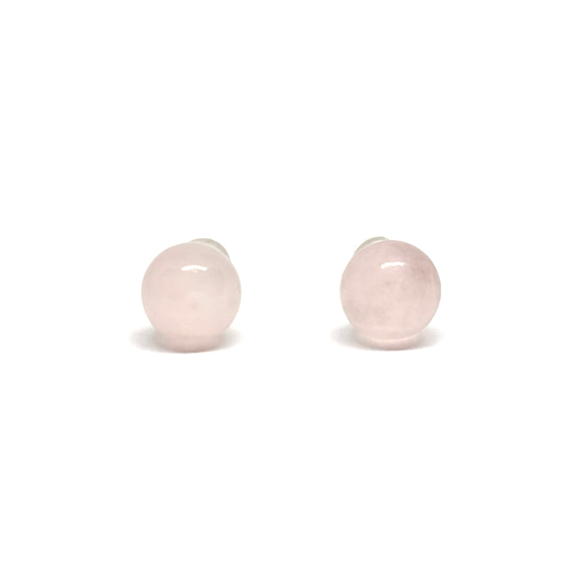 Boucles d’oreilles puces femme en argent 925 ornées de billes en quartz rose naturel de 6 mm. Bijou raffiné et minimaliste, symbole de douceur, d’amour et de féminité. Accessoire élégant et discret, idéal pour un look naturel, romantique ou professionnel. Argent massif brillant et hypoallergénique pour un port quotidien durable et confortable. Cadeau parfait pour femme aimant les pierres naturelles et les bijoux fins et intemporels.