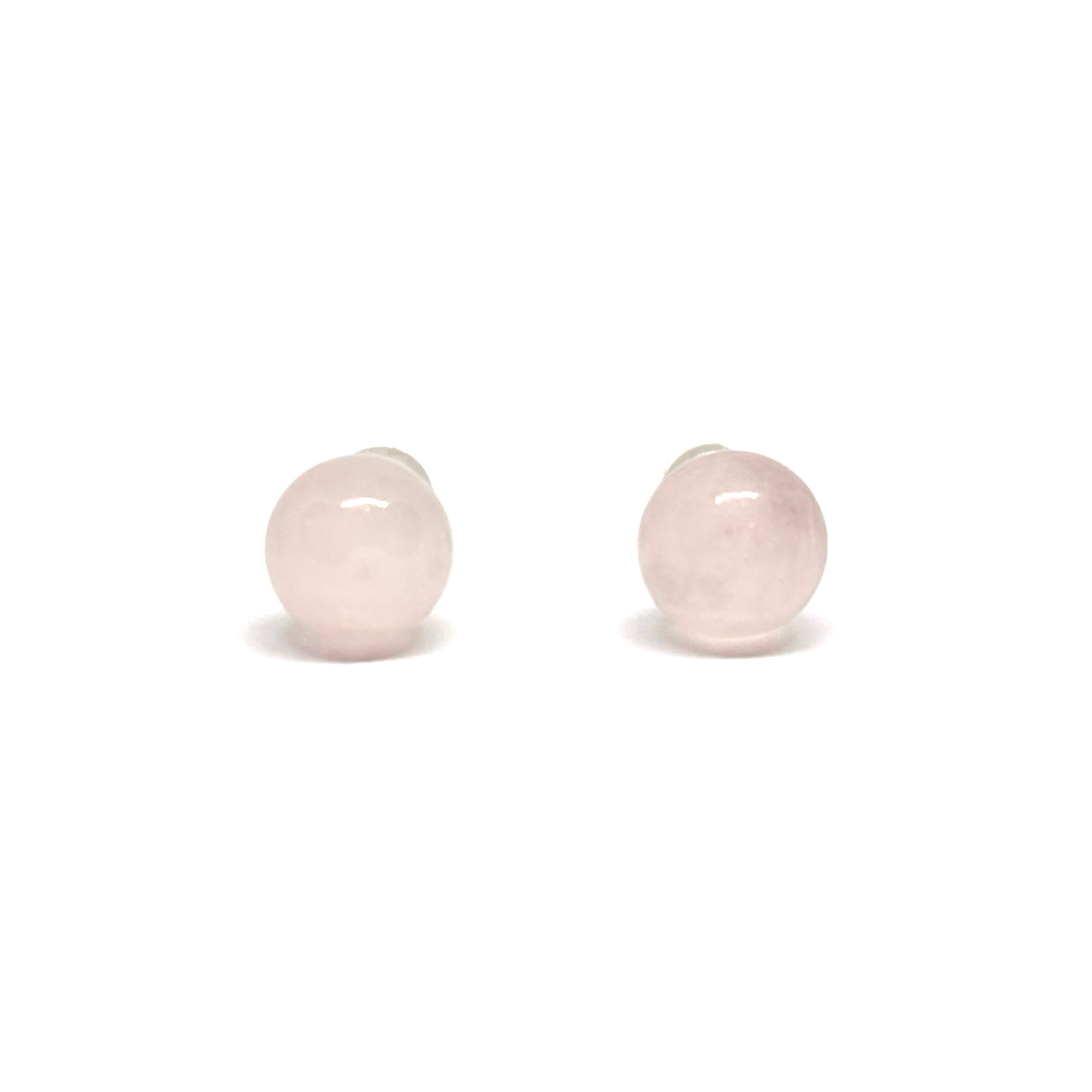 Boucles d’oreilles puces femme en argent 925 ornées de billes en quartz rose naturel de 6 mm. Bijou raffiné et minimaliste, symbole de douceur, d’amour et de féminité. Accessoire élégant et discret, idéal pour un look naturel, romantique ou professionnel. Argent massif brillant et hypoallergénique pour un port quotidien durable et confortable. Cadeau parfait pour femme aimant les pierres naturelles et les bijoux fins et intemporels.