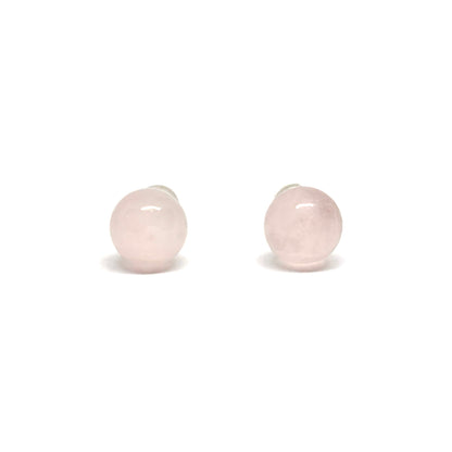 Boucles d’oreilles puces femme en argent 925 ornées de billes en quartz rose naturel de 6 mm. Bijou raffiné et minimaliste, symbole de douceur, d’amour et de féminité. Accessoire élégant et discret, idéal pour un look naturel, romantique ou professionnel. Argent massif brillant et hypoallergénique pour un port quotidien durable et confortable. Cadeau parfait pour femme aimant les pierres naturelles et les bijoux fins et intemporels.