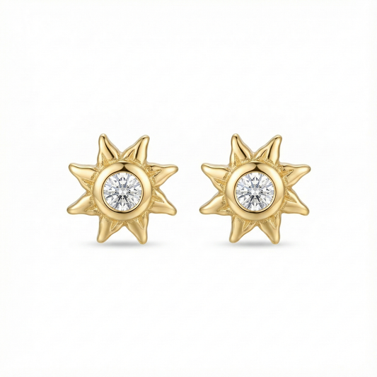 Boucles d'oreilles puces en forme de soleil en argent 925 doré à l'or fin, serties d'un zircon central brillant.