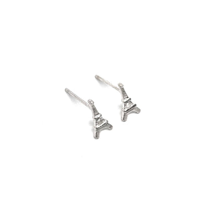 Boucles d’oreilles puces femme en argent 925 représentant de petites Tours Eiffel, symbole du romantisme et de l’élégance parisienne. Bijou raffiné et intemporel, idéal pour un look chic et féminin. L’argent massif offre une brillance durable et une qualité haut de gamme, parfait pour un usage quotidien, une soirée ou comme cadeau élégant inspiré de Paris.