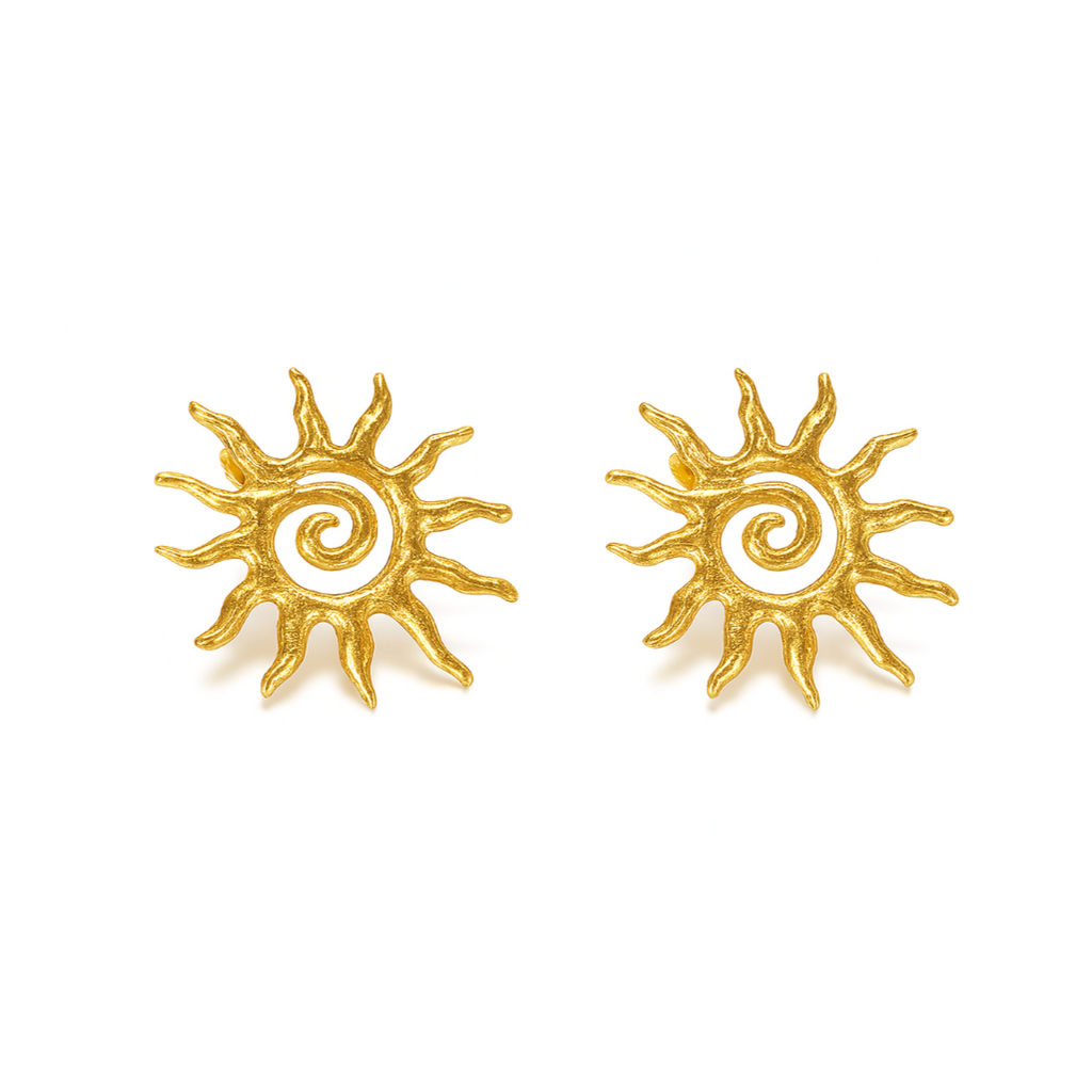 Ces boucles d’oreilles clous en forme de soleil stylisé affichent une spirale centrale éclatante, évoquant la chaleur et l’énergie vitale. Leur design texturé apporte du caractère et une touche solaire à votre look.

Matériaux : Acier inoxydable couleur dorée – résistant à l’eau, hypoallergénique, finition brillante.

Dimensions : Diamètre ≈ 2,8 cm – Type : clous d’oreilles – Fermoir sécurisé à poussette.

Style : Une paire de boucles audacieuses et solaires, à porter seule pour un effet rayonnant ou en acc