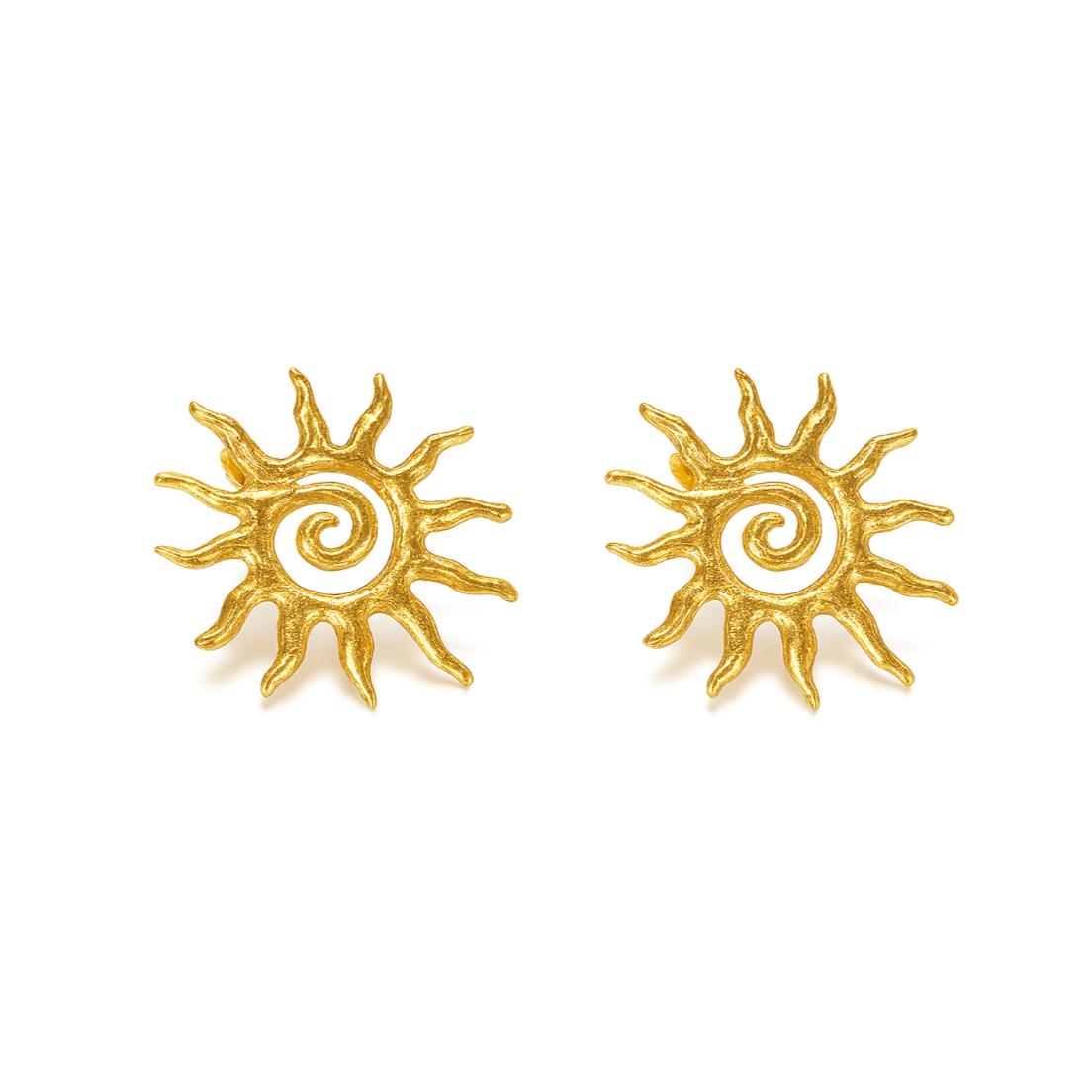 Ces boucles d’oreilles clous en forme de soleil stylisé affichent une spirale centrale éclatante, évoquant la chaleur et l’énergie vitale. Leur design texturé apporte du caractère et une touche solaire à votre look.

Matériaux : Acier inoxydable couleur dorée – résistant à l’eau, hypoallergénique, finition brillante.

Dimensions : Diamètre ≈ 2,8 cm – Type : clous d’oreilles – Fermoir sécurisé à poussette.

Style : Une paire de boucles audacieuses et solaires, à porter seule pour un effet rayonnant ou en acc