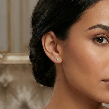 Boucles d’oreilles clous en argent 925 doré serties d’une pierre blanche, bijou classique et élégant pour femme